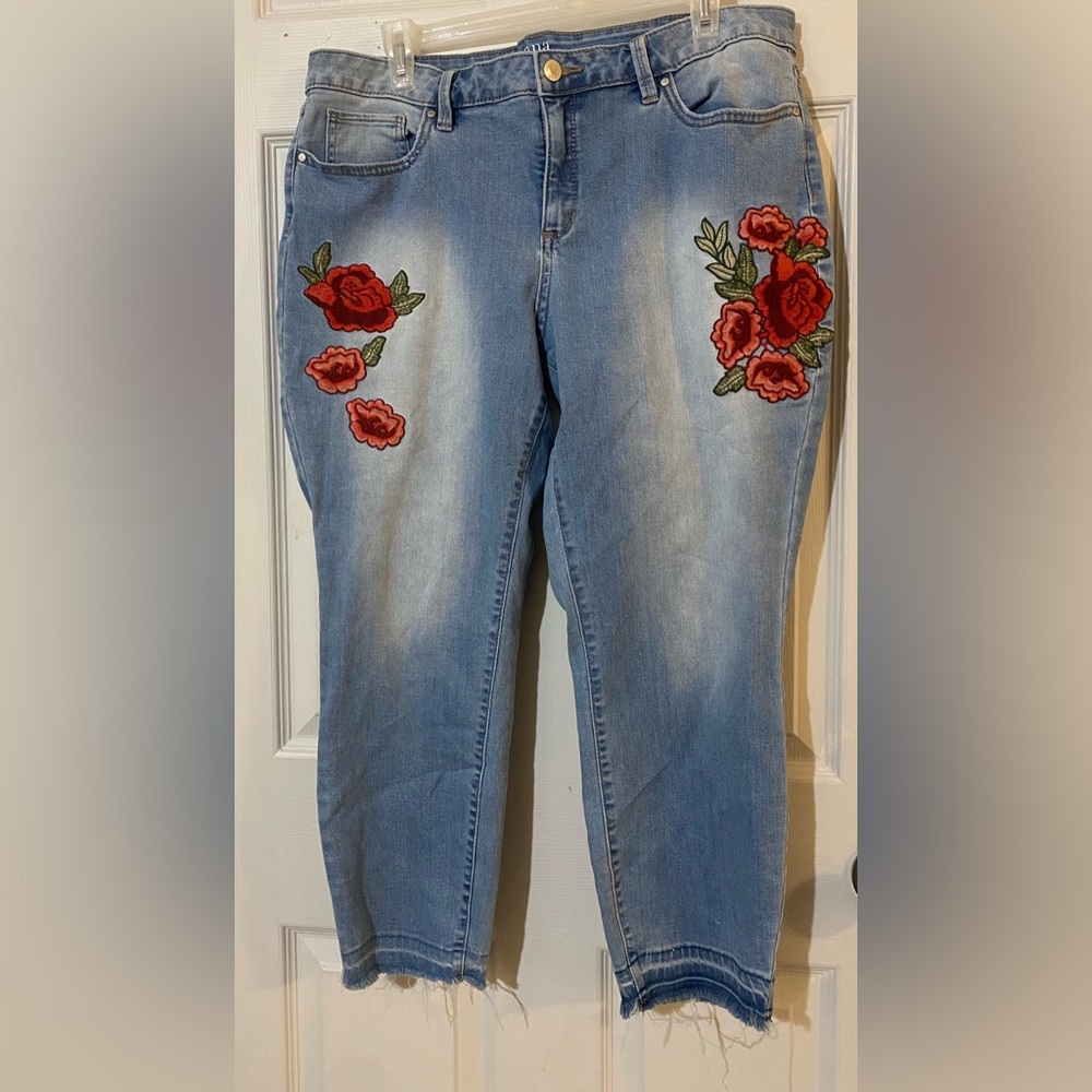 A.N.A. / Skinny Ankle Light Floral Embroidered Raw Hem Denim Jeans / Size 32/14